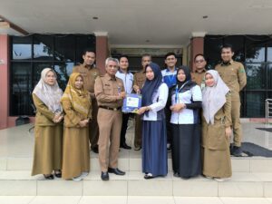 Penyerahan Kenang-kenangan dari HAFECS Yayasan Hasnur Centre untuk Dinas Pendidikan Kab. Hulu Sungai Utara