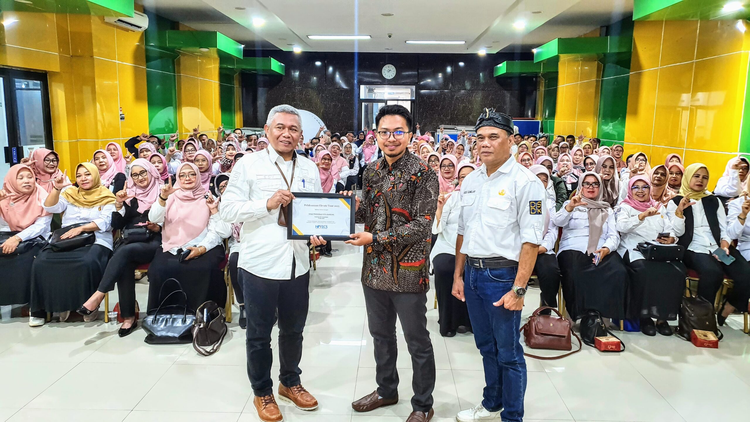 Gambar 1 : Pembukaan Sosialisasi Program Pendampingan Guru di Dinas Pendidikan Kota Bandung bersama Trainer HAFECS, dihadiri oleh Dr. Edy Suparjoto S.Pd. M.Pd. selaku Sekdis Disdik Kota Bandung.